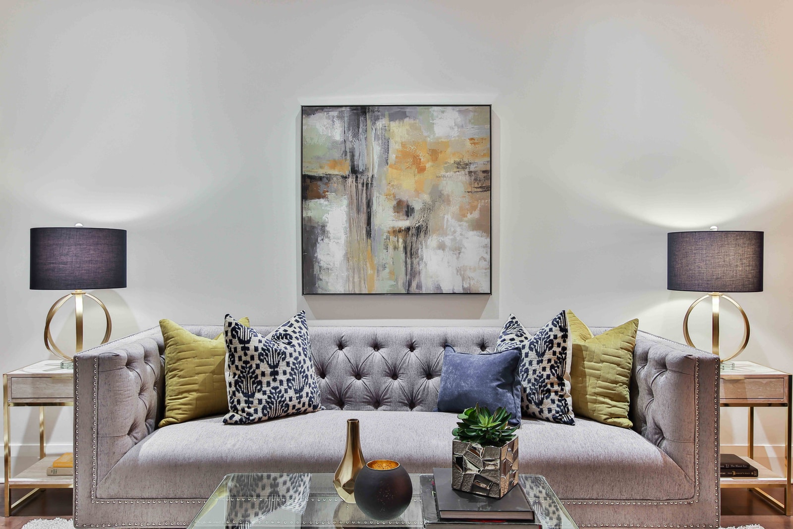 Foto van Sidekix Media white and blue floral throw pillows on white couch